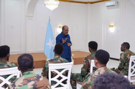 الرئيس حسن شيخ محمود يلتقي مع قيادة القوات الجوية الصومالية