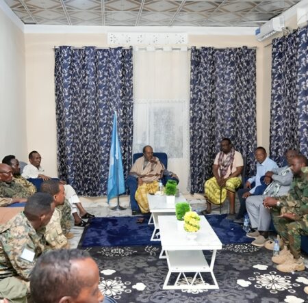 بعد محاولة اغتياله.. كيف قضى رئيس الصومال ليلته الأولى؟