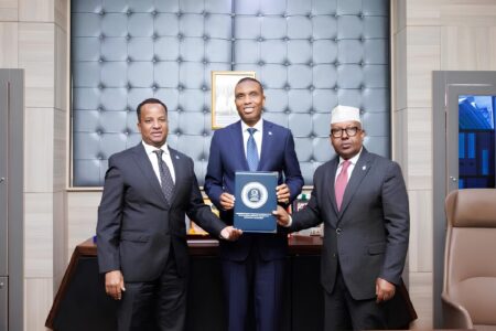 وزير الخارجية الجديد في الصومال يتسلم مهامه رسميًا بحضور رئيس الوزراء وزير الخارجية الجديد في الصومال