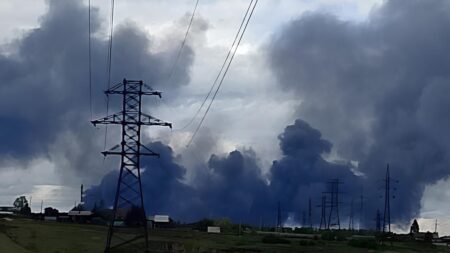 أوكرانيا تنفذ أكبر هجوم جوي على المطارات الروسية