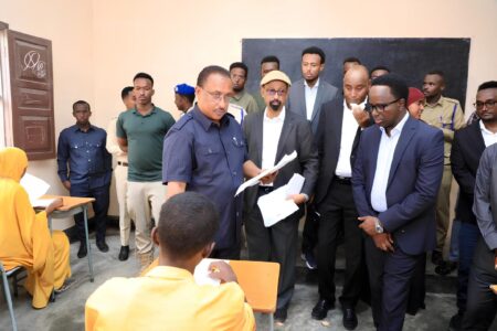 عمدة مقديشو يدشّن امتحانات الشهادة الإعدادية في بنادر: رسالة دعم للطلبة وتعزيز للتعليم امتحانات الشهادة الإعدادية في بنادر