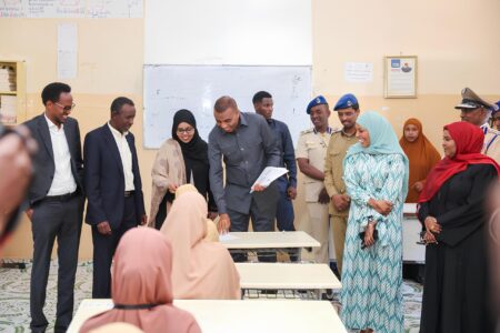الصومال تدشن الامتحانات وسط التزام حكومي جاد بتطوير التعليم الثانوي في المناطق المحررة بالصومال تطوير التعليم الثانوي في المناطق المحررة بالصومال
