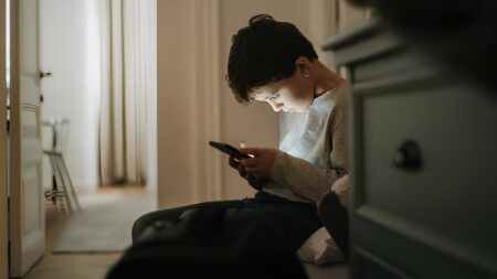 التأثير المدمر لوسائل التواصل على الصحة النفسية للأطفال