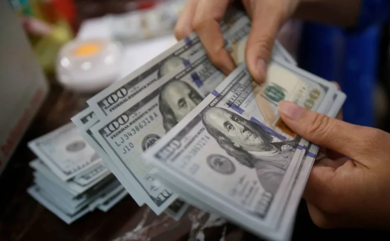 الدولار يهبط لأدنى مستوى منذ 30 يوم وسط ترقب قرارات الفيدرالي وبنك اليابان