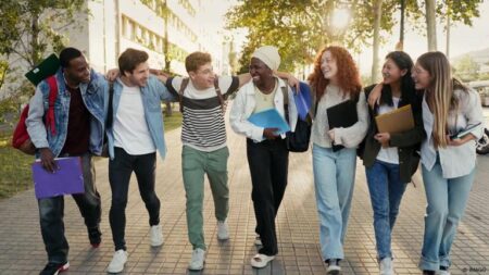 الجيل Z ليس ضحية التكنولوجيا 2025: إلى متى نستسلم للصورة النمطية؟