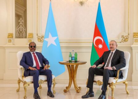 الصومال وأذربيجان يعززان التعاون الثنائي خلال اجتماع في باكو