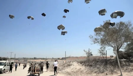 المساعدات الإماراتية في غزة تصل إلى الإنزال الجوي الـ80 وسط الظروف الإنسانية الصعبة