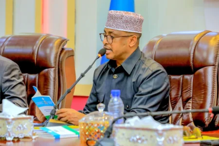 محكمة بنادر تأمر باعتقال مشتبه به بتهمة تمويل حركة الشباب وغسيل الأموال محكمة بنادر تأمر باعتقال مشتبه به بتهمة تمويل حركة الشباب وغسيل الأموال