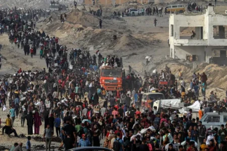 إسرائيل تفتح طريق إخلاء من غزة: تهجير جماعي تحت القصف وحصيلة القتلى تتجاوز 65 ألفًا