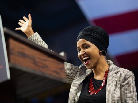 رد إلهان عمر على هجوم ترامب: فخورة بكوني صومالية ومسلمة وأمريكية رد إلهان عمر على هجوم ترامب: فخورة بكوني صومالية ومسلمة وأمريكية