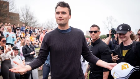 مقتل تشارلي كيرك: رصاصة تكشف هشاشة الأمن وعمق الانقسام الأمريكي 7 أبعاد لفهم الحدث