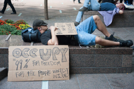 الضرائب على الأغنياء: كيف يؤثر استهداف الأثرياء على الاقتصاد؟