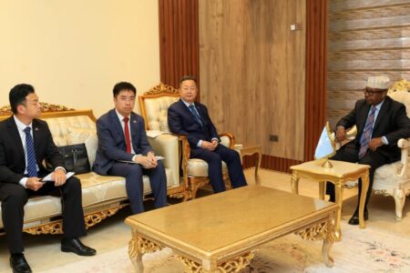 التعاون العسكري بين الصومال والصين: لقاء استراتيجي لتعزيز القدرات الدفاعية في 2025