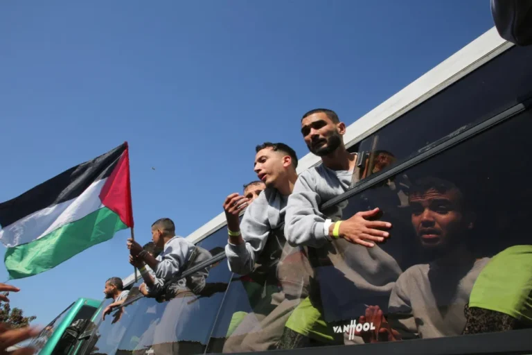 تبادل الأسرى بين إسرائيل وحماس: ساعات حاسمة قبل إطلاق الرهائن والأسرى