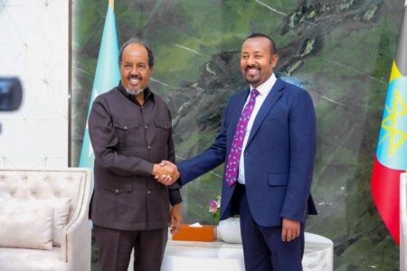 الرئيس الصومالي يزور كينيا لحل أزمة جوبالاند: مواجهة سياسية بين المركز والإقليم