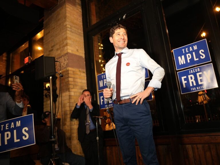 فوز جاكوب فراي في مينيابوليس.. ماذا تعني الخسارة لعمر فاتح وللجالية الصومالية الأميركية؟