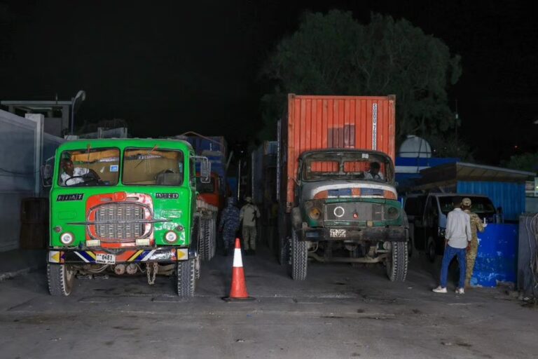 لأول مرة ميناء مقديشو يتحول للعمل على مدار 24 ساعة والسبب.. لأول مرة ميناء مقديشو يتحول للعمل على مدار 24 ساعة والسبب..