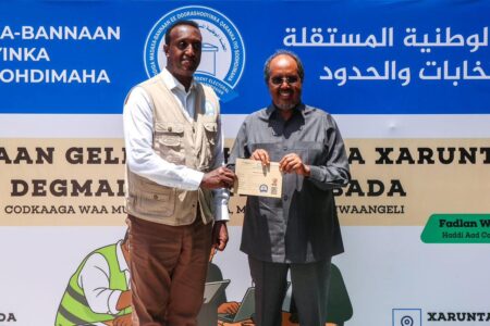 توزيع بطاقات الناخبين في الصومال 2025.. استعداد بنادر للانتخابات المحلية