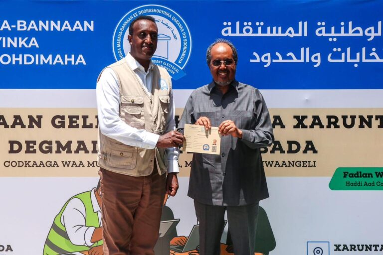 توزيع بطاقات الناخبين في الصومال 2025.. استعداد بنادر للانتخابات المحلية توزيع بطاقات الناخبين في الصومال 2025.. استعداد بنادر للانتخابات المحلية