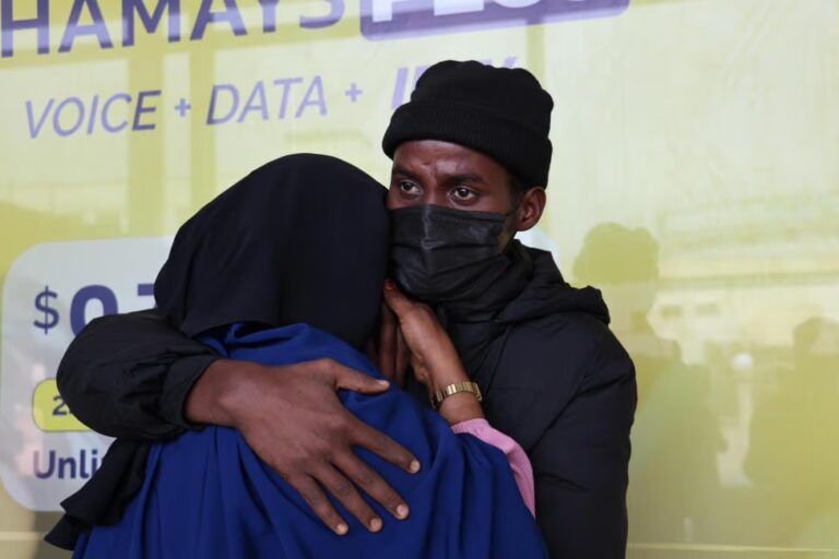 ترحيل 165 مهاجرًا صوماليًا من ليبيا: عودة جديدة تكشف مخاطر الهجرة غير النظامية