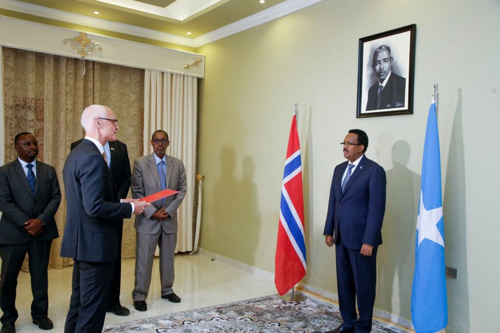 الرئيس الصومالي يستقبل ثمانية سفراء جدد ويؤكد توسيع التعاون الدولي