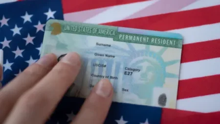ترامب يعلق قرعة الغرين كارد وصدمة الهجرة الأميركية تعود من جديد ترامب يعلق قرعة الغرين كارد