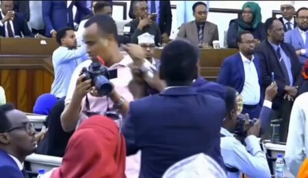 اشتباكات بالأيدي تفجر أزمة تعديل الدستور في البرلمان الصومالي