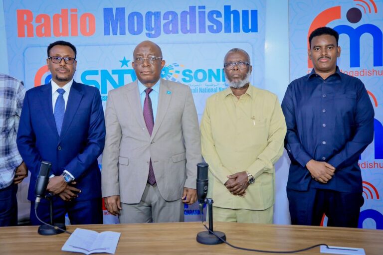 وزير الإعلام يدشن استوديوهات إذاعة مقديشو بحلتها الحديثة وزير الإعلام يدشن استوديوهات إذاعة مقديشو