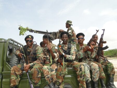 الجيش الوطني يضرب الشباب بقوة