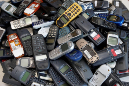 ذهب الهواتف المكسورة يشعل سباقًا جديدًا في مصر