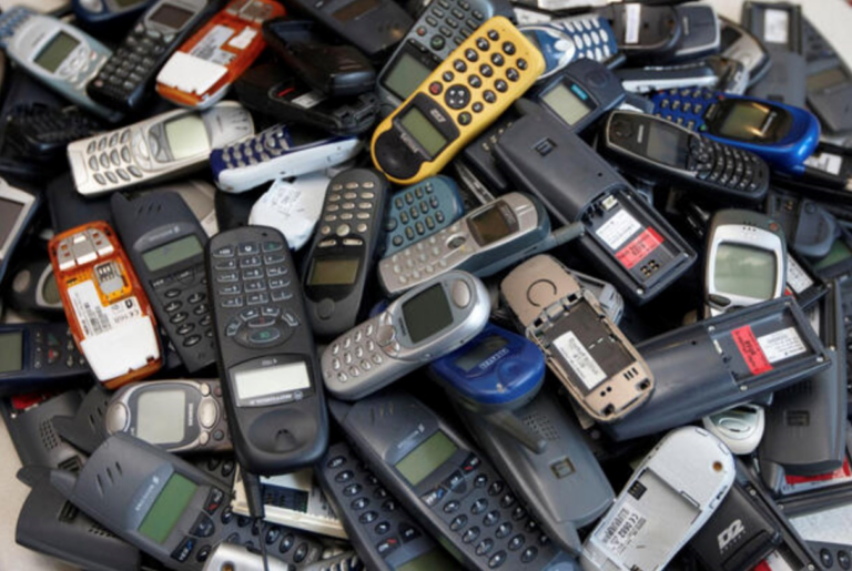 ذهب الهواتف المكسورة يشعل سباقًا جديدًا في مصر