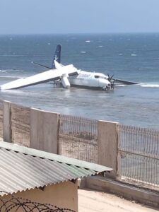 طائرة تنزلق للبحر بمقديشو