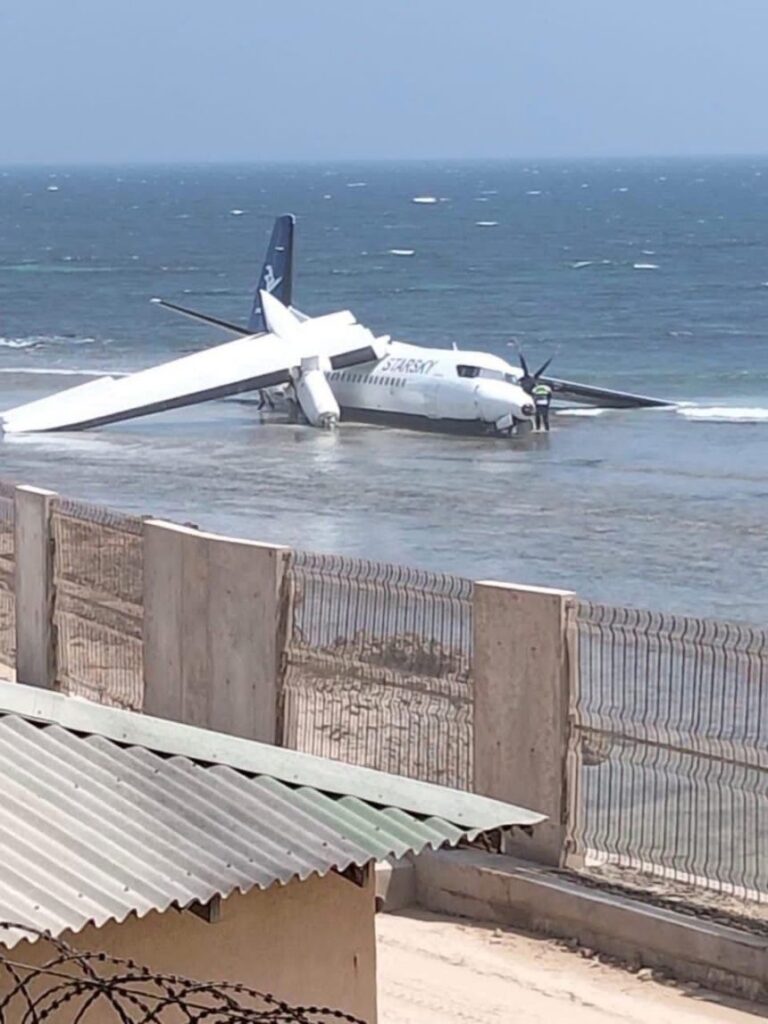 طائرة تنزلق للبحر بمقديشو