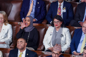 ترامب يهاجم نائبتين مسلمتين ويطالب بترحيلهما ترامب يهاجم نائبتين مسلمتين ويطالب بترحيلهما