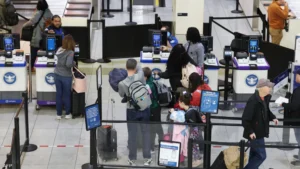 9 آلاف أميركي يغادرون المنطقة 9 آلاف أميركي يغادرون المنطقة