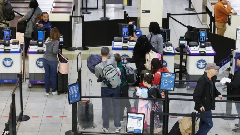 9 آلاف أميركي يغادرون المنطقة 9 آلاف أميركي يغادرون المنطقة