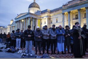 فاراج يثير الجدل بدعوات حظر صلاة الجماعة فاراج يثير الجدل بدعوات حظر صلاة الجماعة