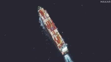 هل تنقل السفينتان وقود الصواريخ لإيران؟