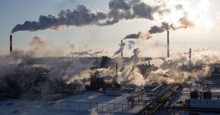 نيران المسيرات تضرب مصفاة وميناء روسيين