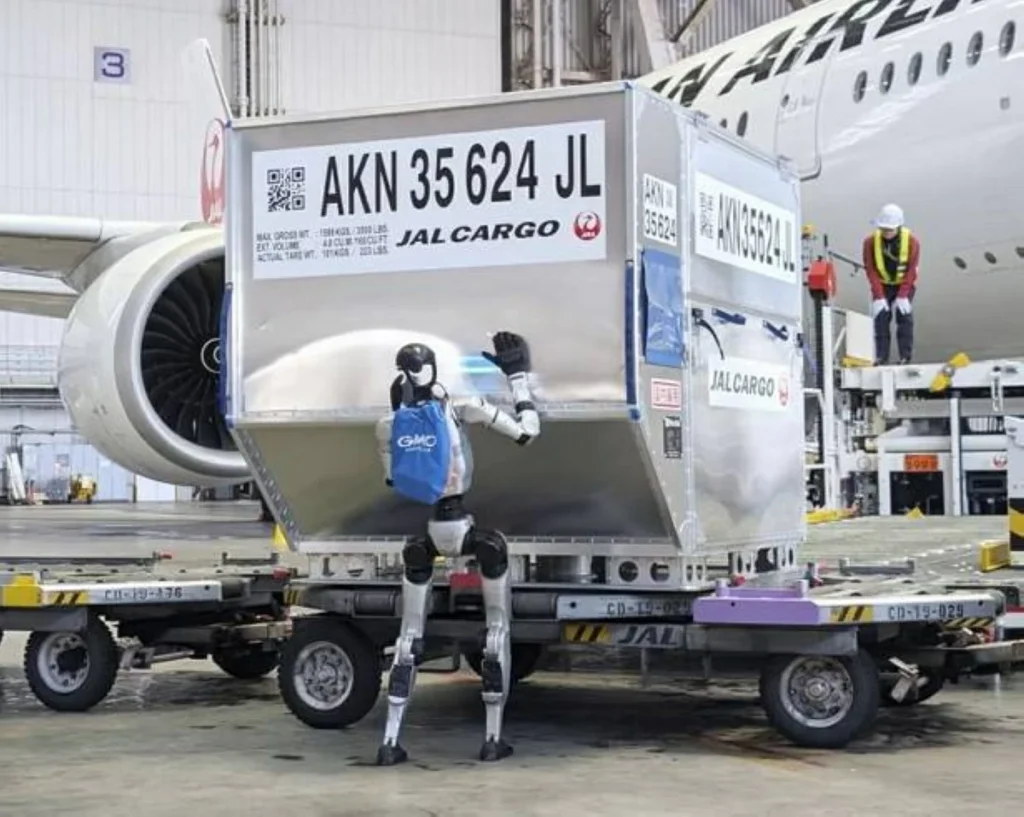 تطبيقات الروبوتات البشرية.. ثورة تقنية في مطار هانيدا لمواجهة نقص العمالة