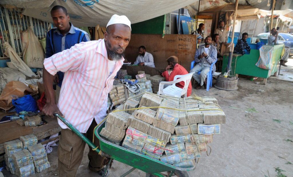 توقف قبول الشلن الصومالي بين التجار.. ماذا يحدث في العملة الوطنية؟