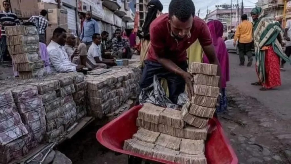 توقف قبول الشلن الصومالي بين التجار.. ماذا يحدث في العملة الوطنية؟