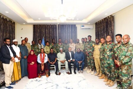 رئيس البرلمان يلتقي ضباط الجيش رئيس البرلمان يلتقي ضباط الجيش