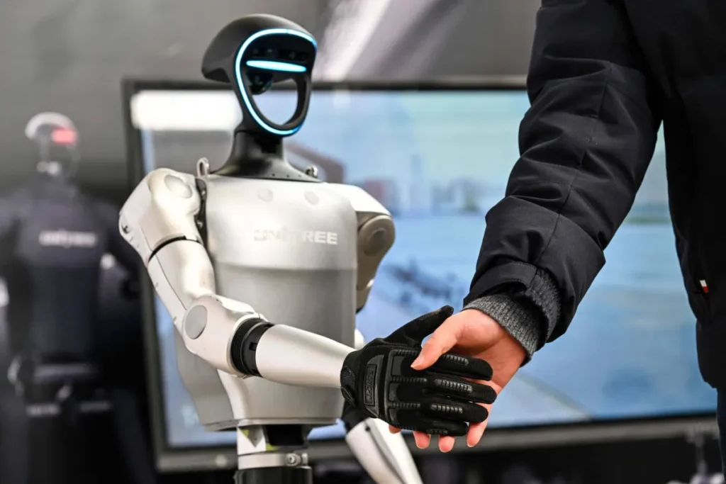 تطبيقات الروبوتات البشرية.. ثورة تقنية في مطار هانيدا لمواجهة نقص العمالة