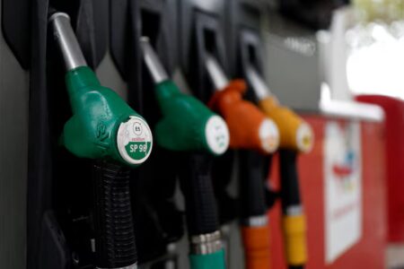 "أسعار النفط العالمية اليوم.. صعود حاد يتجاوز 111 دولاراً مع استمرار الجمود في حرب إيران"