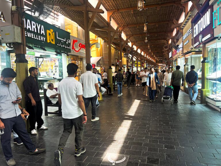 حقيقة أوضاع الإيرانيين في الإمارات