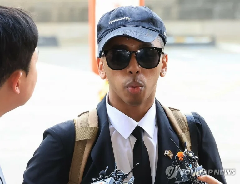 اليوتيوبر الصومالي جوني ينهي مغامراته في سجون سيول.. حين يتحول المحتوى المستفز إلى زنزانة