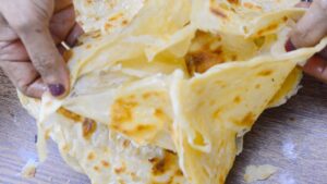 طريقة عمل الملوح الصومالي العريق.. من موائد الأباطرة إلى بيوت البسطاء طريقة عمل الملوح الصومالي العريق.. من موائد الأباطرة إلى بيوت البسطاء