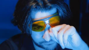 خرافة الضوء الأزرق.. هل وقعنا ضحية أكبر خدعة تسويقية في العصر الرقمي؟ خرافة الضوء الأزرق