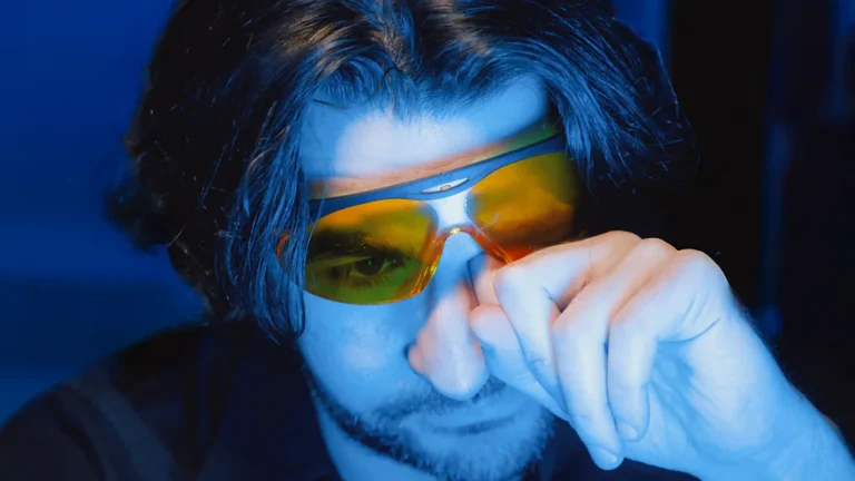 خرافة الضوء الأزرق.. هل وقعنا ضحية أكبر خدعة تسويقية في العصر الرقمي؟ خرافة الضوء الأزرق